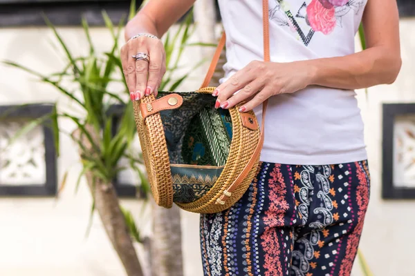 세련 된 세련 된 누드 등나무 가방 여자 손입니다. 발리, 인도네시아의 열 대 섬입니다. 등나무 핸드백. — 스톡 사진