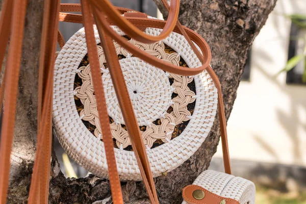 Rattan çanta ağaç portre üzerinde asılı. Bali Adası. Tropikal arka plan. Hiçbir insan.