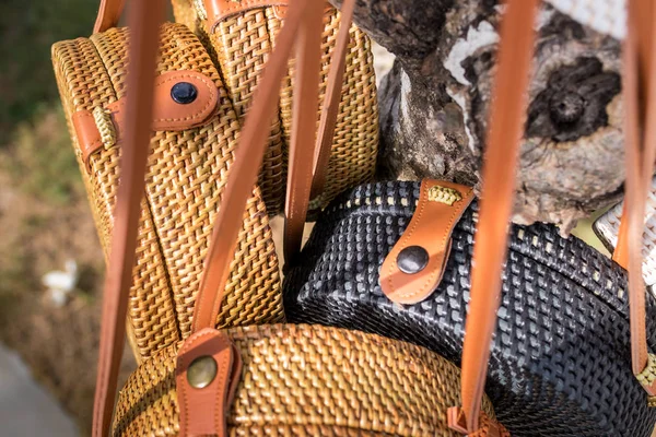 Rattan çanta ağaç portre üzerinde asılı. Bali Adası. Tropikal arka plan. Hiçbir insan.