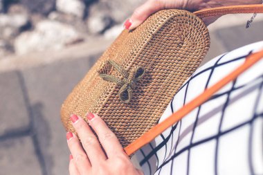 Şık şık rattan çanta dışında. Bali, Endonezya'nın tropik ada. Rattan el çantası.