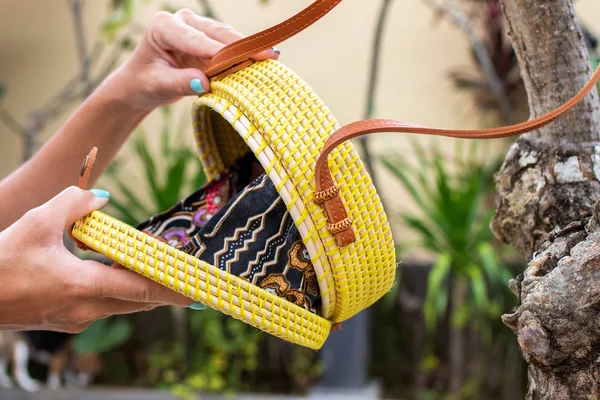Şık şık rattan çanta dışında. Bali, Endonezya'nın tropik ada. Rattan el çantası Eko kavramı.