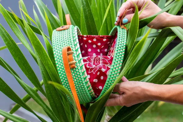 Modieuze, stijlvolle rotan tas buiten. Tropische eiland Bali, Indonesië. Rotan handtas. — Stockfoto