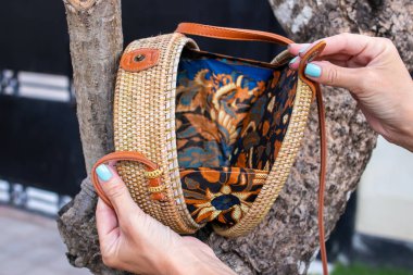 Şık şık rattan çanta dışında. Bali, Endonezya'nın tropik ada. Rattan el çantası.