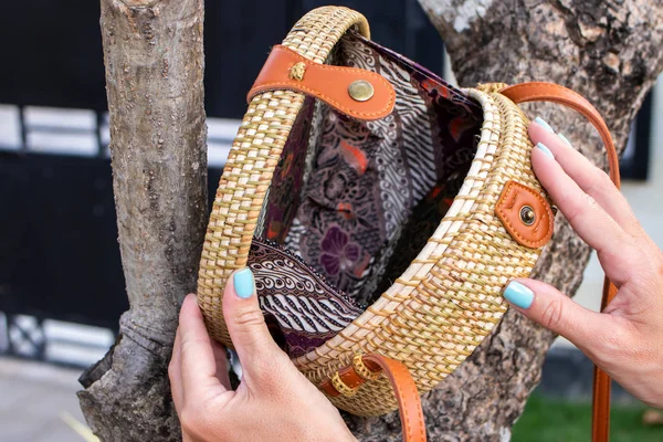 Bolso de ratán elegante de moda afuera. Isla tropical de Bali, Indonesia. Bolso de mano Rattan . — Foto de Stock