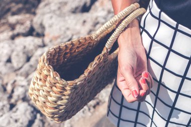 Şık şık hasır çanta dışında. Bali, Endonezya'nın tropik ada. Rattan el çantası.
