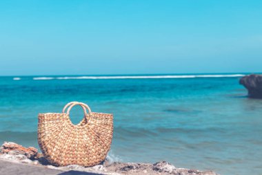Şık şık hasır çanta dışında. Bali, Endonezya'nın tropik ada. Rattan el çantası.