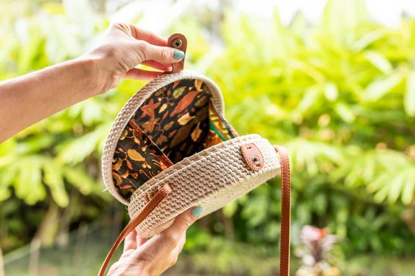 Modieuze, stijlvolle rotan tas in de tropische tuin. Tropische eiland Bali, Indonesië. Rotan handtas. — Stockfoto