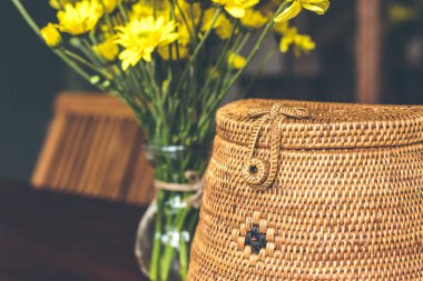 Şık rattan sırt çantası Restoran Bali Adası ahşap tablo.