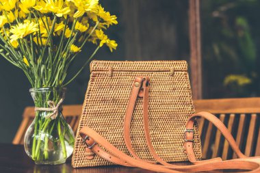 Şık rattan sırt çantası Restoran Bali Adası ahşap tablo.