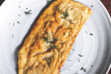 Cheburek et ve soğan ile kızarmış bir pasta var. Birçok Türk ve Moğol halkların geleneksel çanak.