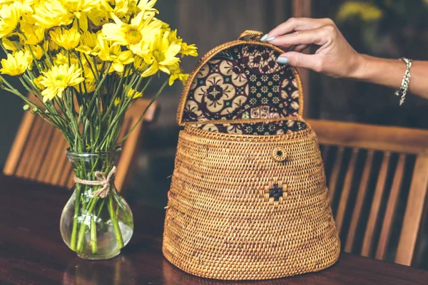 Ahşap Masa Restoran Bali Adası üzerinde şık rattan sırt çantası. Endonezya.
