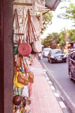 Bali Ubud sokakta şık rattan handbags.