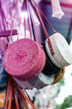 Bali Ubud sokakta şık rattan handbags. Bali Adası.
