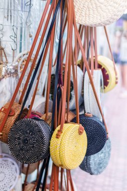 Bali Ubud sokakta şık rattan handbags.