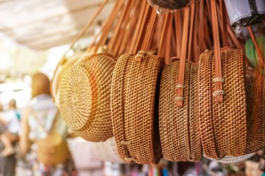 Rattan yuvarlak bir sokak dükkanında çanta. Bali, Endonezya.