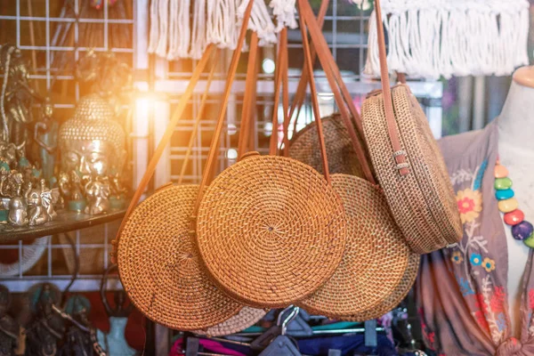 Bolsas redondas de ratán en una tienda callejera. Bali, Indonesia . — Foto de Stock