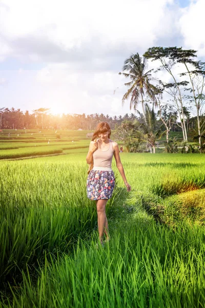 Mujer joven viajando por Asia, caminando con mochila de ratán en arrozales durante la temporada de lluvias en Bali, sensación de libertad, explorar . — Foto de Stock