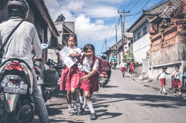 Bali, Endonezya - 23 Mayıs 2018: Grup köy sokakta bir okul üniformalı Balili bilirler.