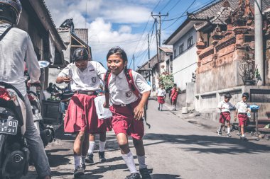 Bali, Endonezya - 23 Mayıs 2018: Grup köy sokakta bir okul üniformalı Balili bilirler.