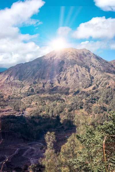 Indonezyjski wulkan Batur na tropikalnej wyspie Bali. Widok na wielki wulkan Batur. Piękny krajobraz. — Zdjęcie stockowe