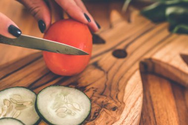 Tik kesme tahtası, ahşap masa sebze. Domates, salatalık. Sebze ile yemek