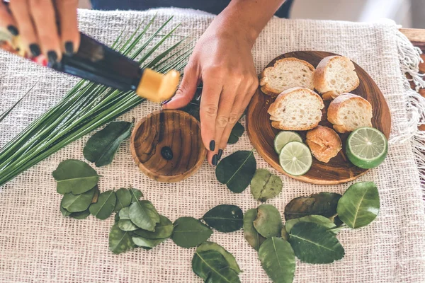 パンとライムとテーブルの上のチーク木製ソーサーの醤油. — ストック写真