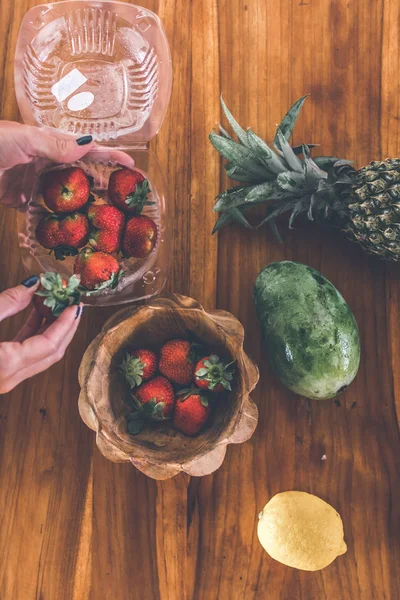 Aardbeien in een houten teak kom. Indonesische teak kom. — Stockfoto