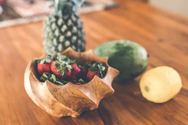 Fresas en un tazón de teca de madera. Tazón de teca indonesia . — Foto de Stock