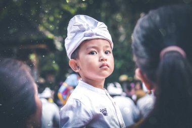 Bali, Endonezya - 4 Temmuz 2018: Bali çocuklar üzerindeki geleneksel bir törenle.