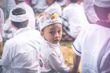 Bali, Endonezya - 4 Temmuz 2018: Bali çocuklar üzerindeki geleneksel bir törenle.