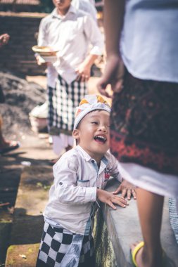 Bali, Endonezya - 4 Temmuz 2018: Bali çocuklar üzerindeki geleneksel bir törenle.