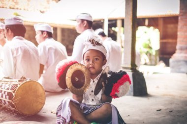 Bali, Endonezya - 4 Temmuz 2018: Bali çocuklar üzerindeki geleneksel bir törenle.