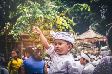 Bali, Endonezya - 4 Temmuz 2018: Bali çocuk geleneksel bir törenle üzerinde sihirli sopa ile.