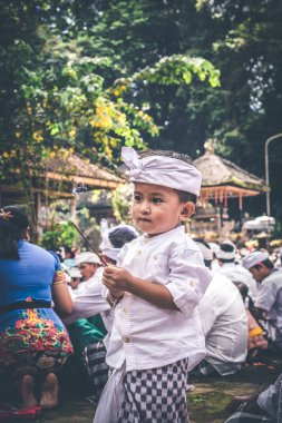 Bali, Endonezya - 4 Temmuz 2018: Bali çocuk geleneksel bir törenle üzerinde sihirli sopa ile.