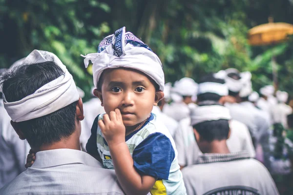 Bali, Indonezja - 4 lipca 2018: Balijskie dzieci na tradycyjnych ceremonii. Dziecka z ojcem. — Zdjęcie stockowe