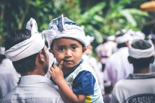 Bali, Indonezja - 4 lipca 2018: Balijskie dzieci na tradycyjnych ceremonii. Dziecka z ojcem. — Zdjęcie stockowe