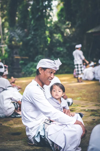 Bali, Indonezja - 4 lipca 2018: Balijskie dzieci na tradycyjnych ceremonii. — Zdjęcie stockowe