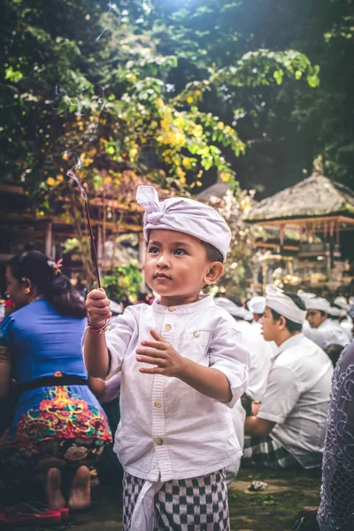 Bali, Indonezja - 4 lipca 2018: Balijski chłopiec z magiczny kij na tradycyjnych ceremonii. — Zdjęcie stockowe