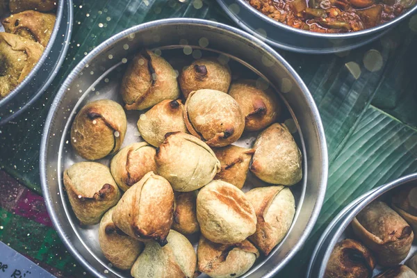 Deliciosas samosas na mesa, vista superior. Comida indiana . — Fotografia de Stock