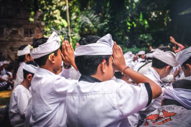 Bali, Endonezya - 4 Temmuz 2018: geleneksel bir törenle dua Balinese çocuk.