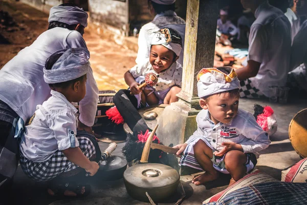 BALI, INDONESIEN - JULI 4, 2018: Balinesiske børn ved en traditionel ceremoni . - Stock-foto