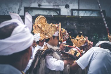 Bali, Endonezya - 4 Temmuz 2018: Bir grup insan üzerinde Bali köy töreni.