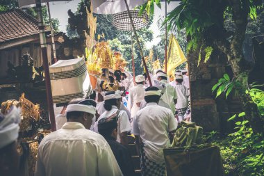Bali, Endonezya - 4 Temmuz 2018: Bir grup insan üzerinde Bali köy töreni.