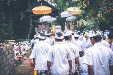 Bali, Endonezya - 4 Temmuz 2018: Bir grup insan üzerinde Bali köy töreni.