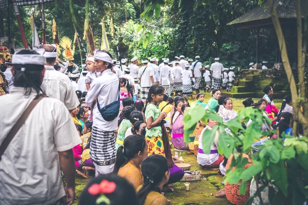 バリ島, インドネシア - 2018 年 7 月 4 日: バリの村式の人々 のグループ. — ストック写真