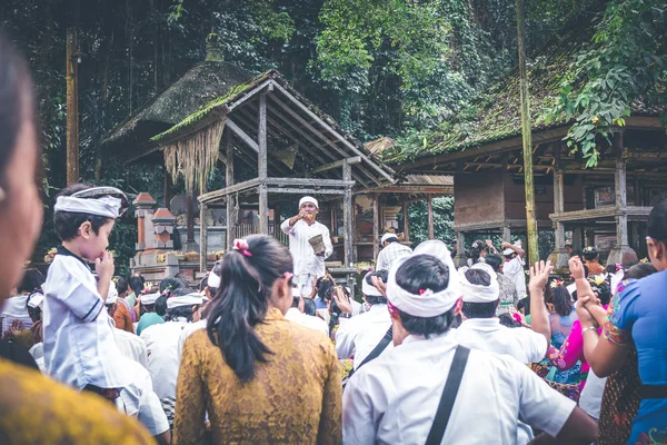 Bali, Indonezja - 4 lipca 2018: Grupa ludzi na ceremonię balijskiej wioski. — Zdjęcie stockowe