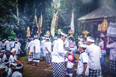 Bali, Endonezya - 4 Temmuz 2018: Bir grup insan üzerinde Bali köy töreni.
