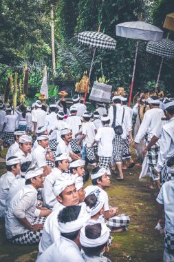 Bali, Endonezya - 4 Temmuz 2018: Bir grup insan üzerinde Bali köy töreni.