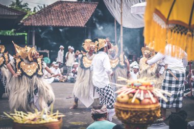 Bali, Endonezya - 4 Temmuz 2018: Bir grup insan üzerinde Bali köy töreni.