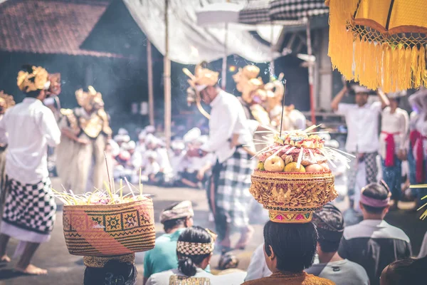 Bali, Indonézia - 2018. július 4.: Embercsoport balinéz falu szertartás. — Stock Fotó